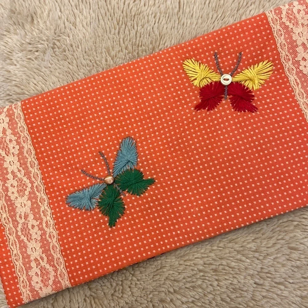 NWOT Very Unique Peach 🍑 Embroidered Clutch!